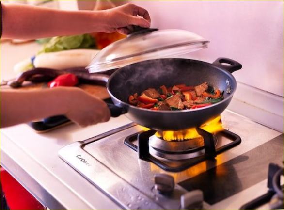 Vok tava s fenolnim poklopcem i ručkom za pečenje i pirjanje povrća i mesa na plinskom štednjaku