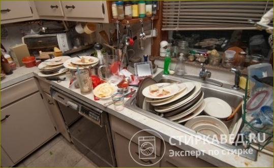 Ostatke hrane osušene na tanjurima potrebno je očistiti prije nego što posuđe pošaljete u perilicu posuđa