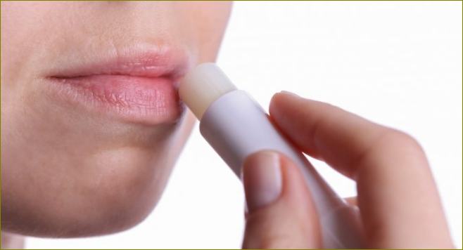 Nanošenje štapića na usne
