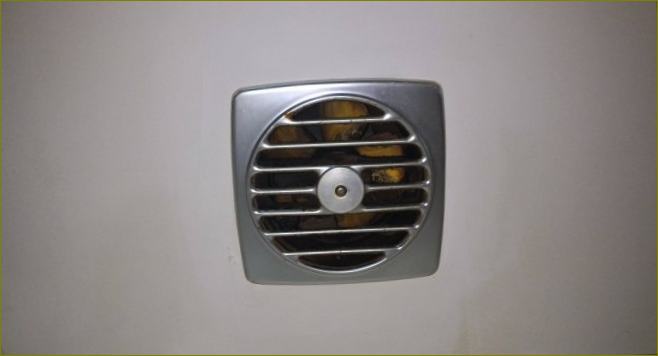 ventilator u zidu