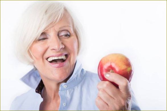 Starija žena s jabukom