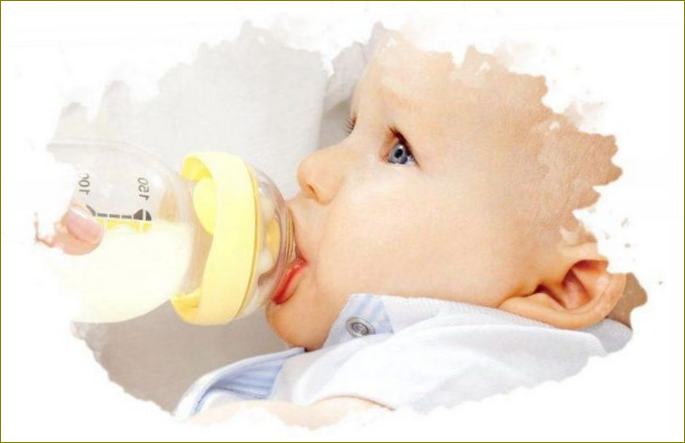Dijete pije adaptirano mlijeko
