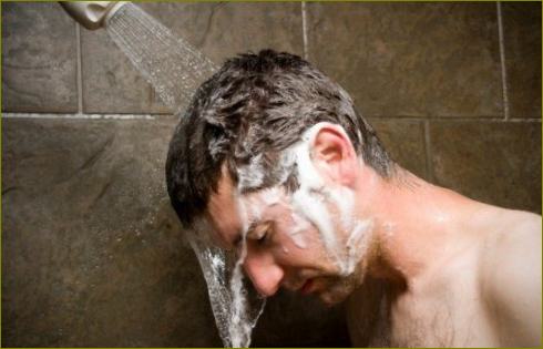 Na tržištu postoji mnogo šampona protiv gubitka kose za muškarce
