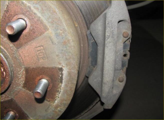 Kako razumjeti da su se pločice ručne kočnice istrošile na stražnjim disk kočnicama