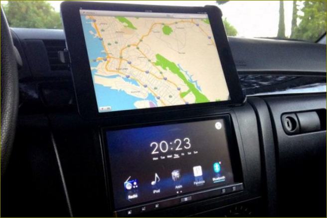 tablet s navigatorom za automobil