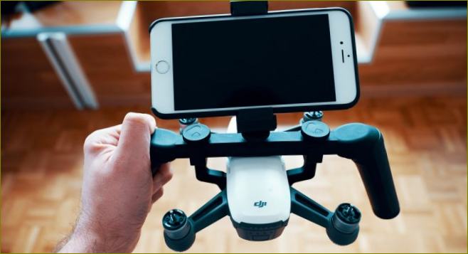 pametni telefon na dronu