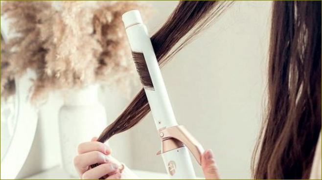 Fotografija uvijača tijekom uvijanja kose