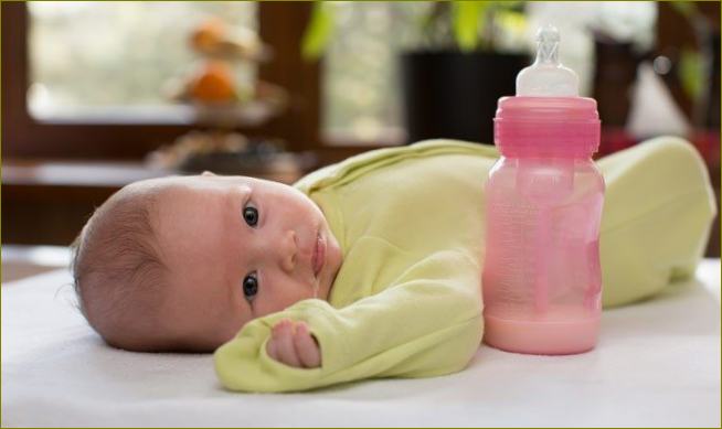 beba i bočica s mlijekom